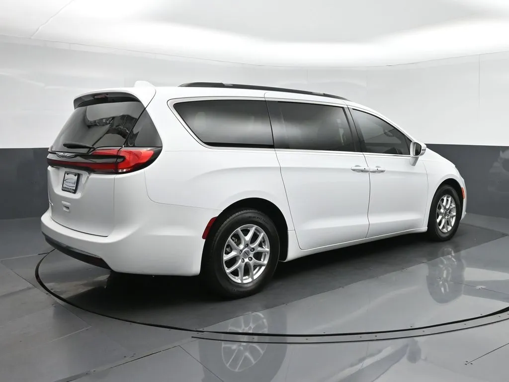 2022 Chrysler Pacifica Touring L photo 3