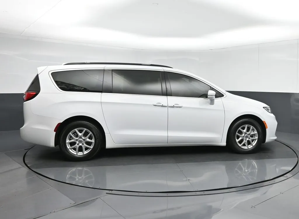 2022 Chrysler Pacifica Touring L photo 27