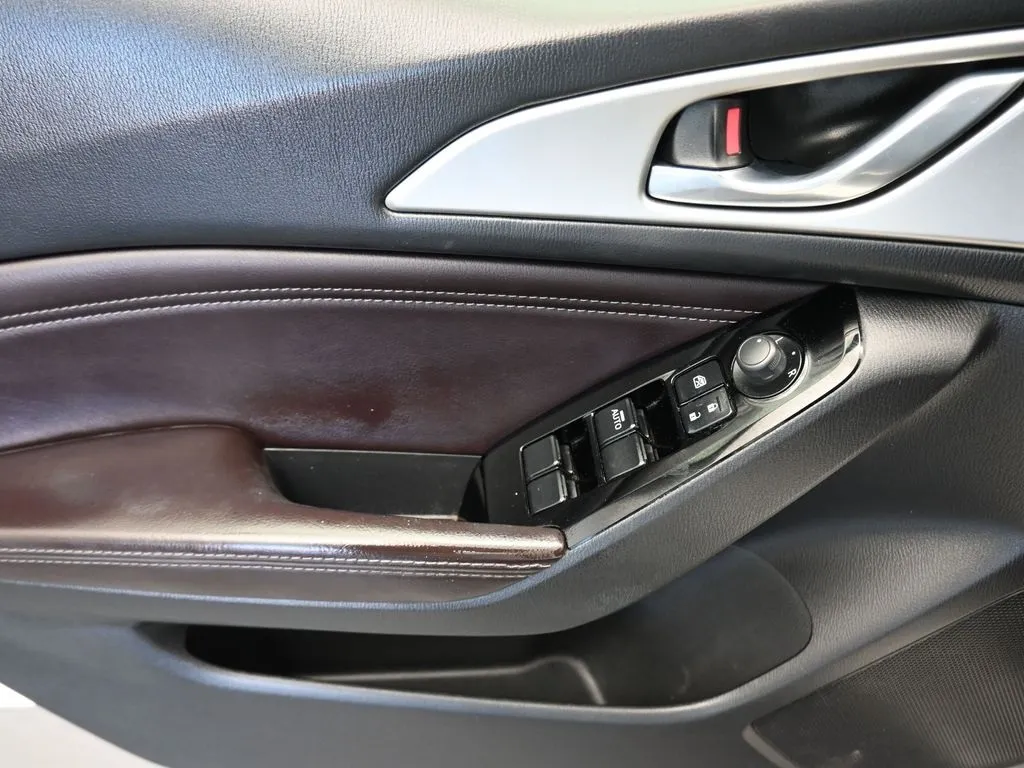 2018 Mazda Mazda3 Touring photo 3