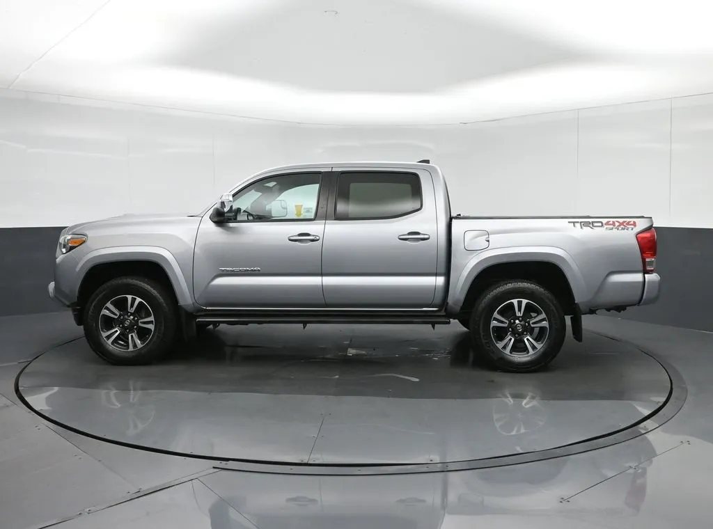 2017 Toyota Tacoma TRD Sport photo 2