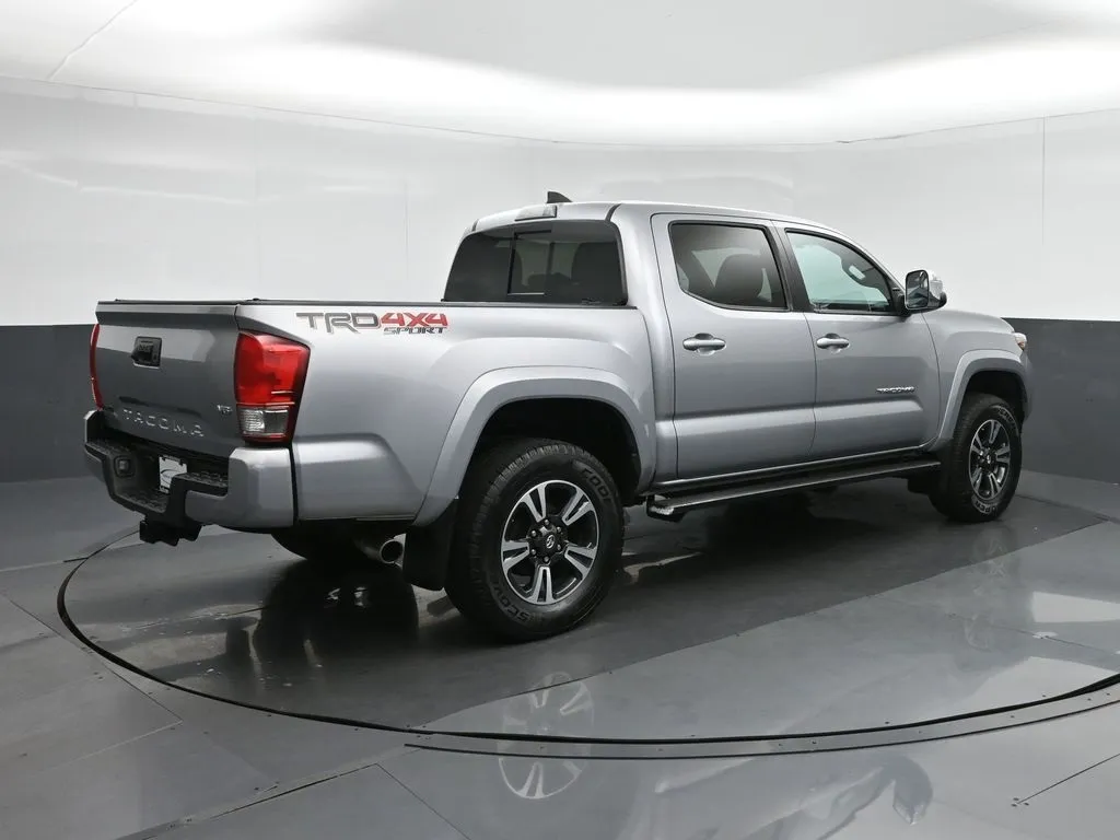 2017 Toyota Tacoma TRD Sport photo 3