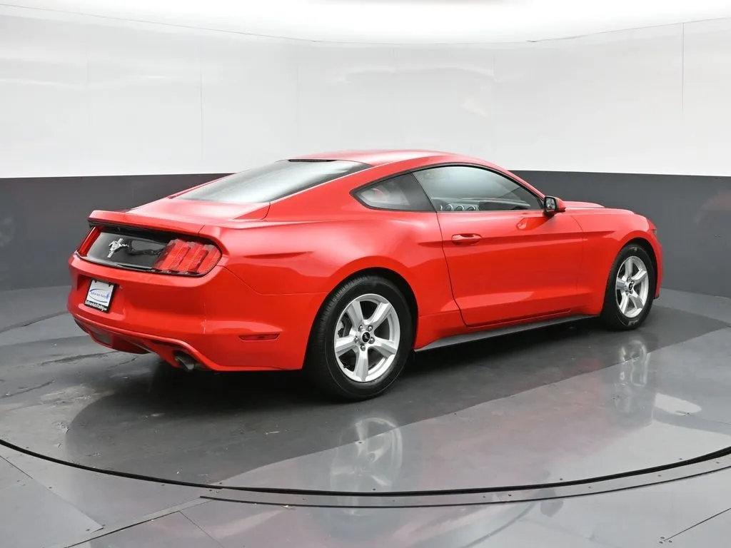 2017 Ford Mustang V6 photo 2