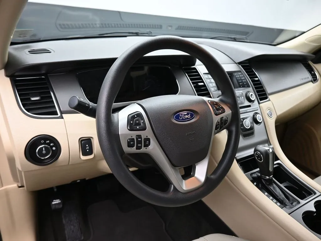 2018 Ford Taurus SE photo 4
