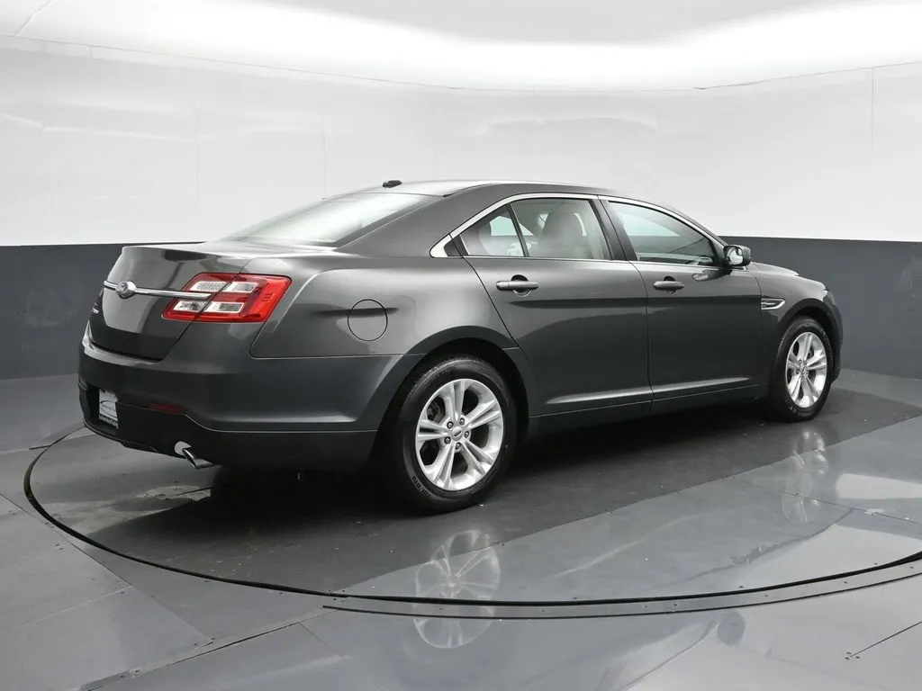2018 Ford Taurus SE photo 2