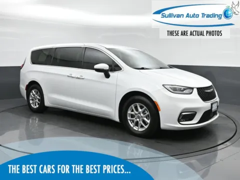 White 2023 Chrysler Pacifica Touring L for sale in Fredericksburg, VA