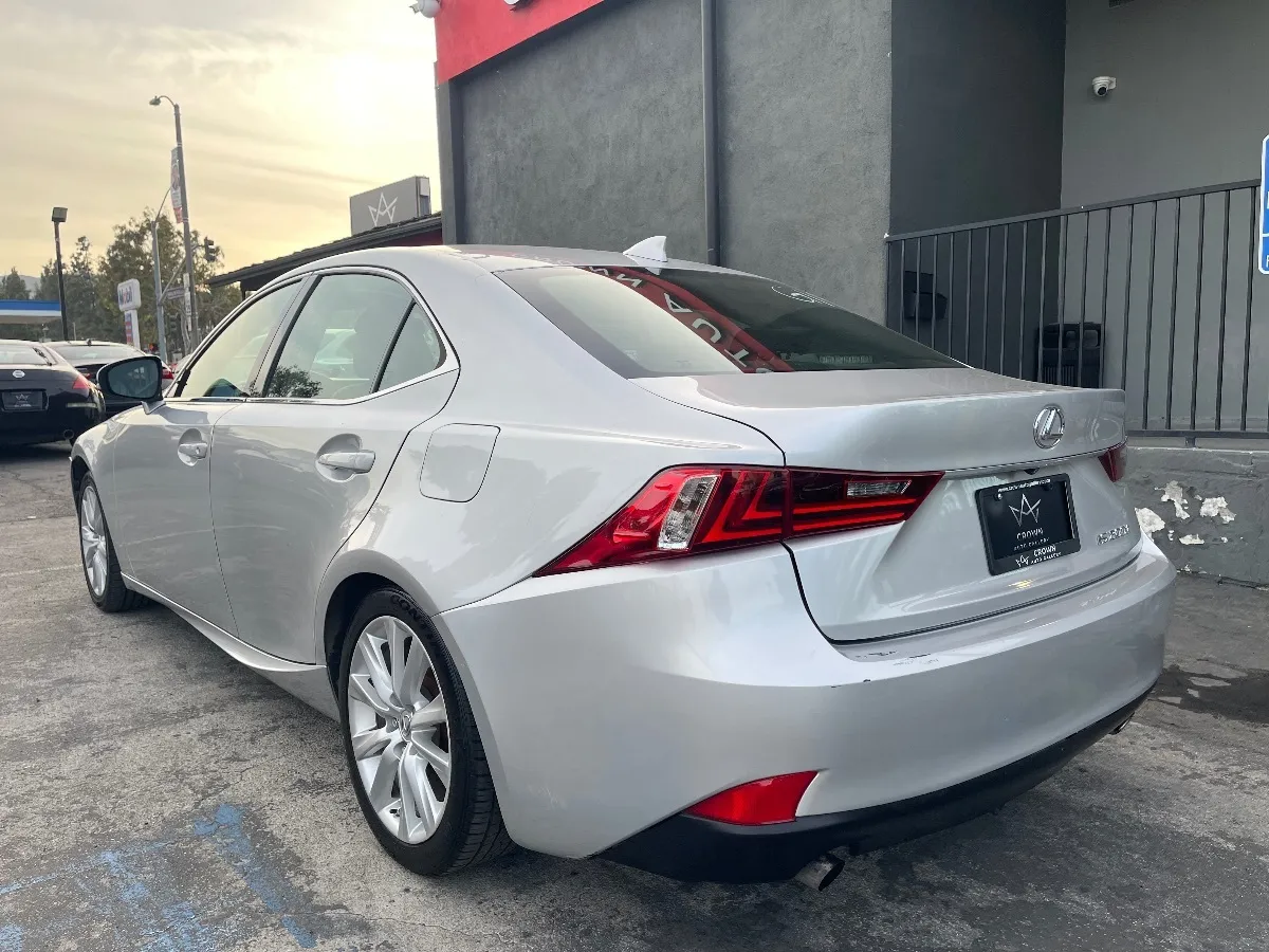 2016 Lexus IS 200t - Photo 7