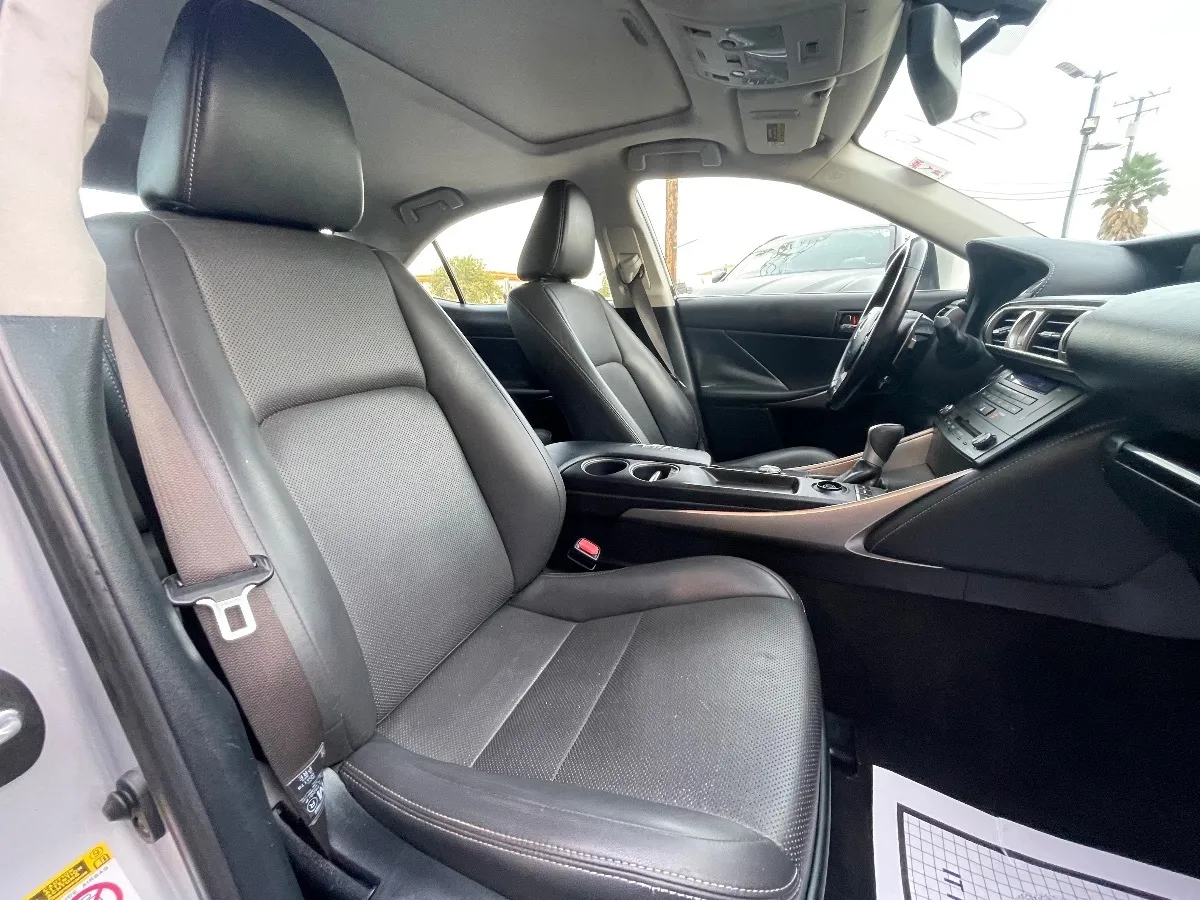 2016 Lexus IS 200t - Photo 10