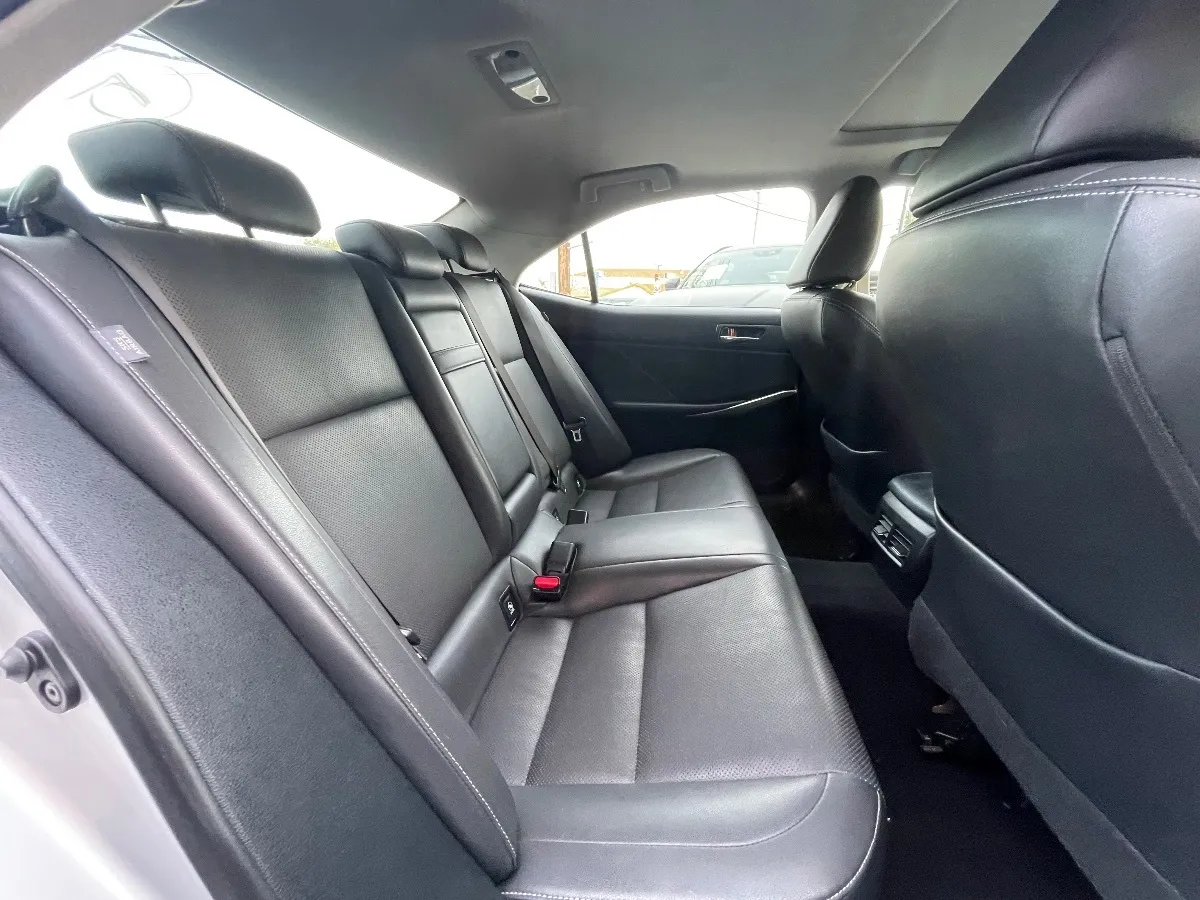 2016 Lexus IS 200t - Photo 11