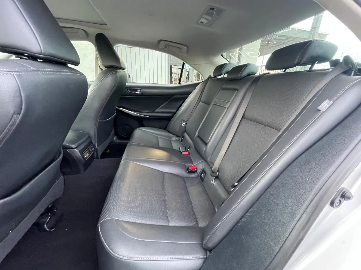 2016 Lexus IS 200t - Photo 12