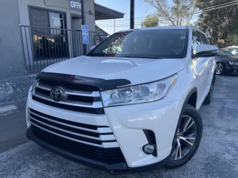 White 2017 Toyota Highlander LE Plus for sale in Corona, CA