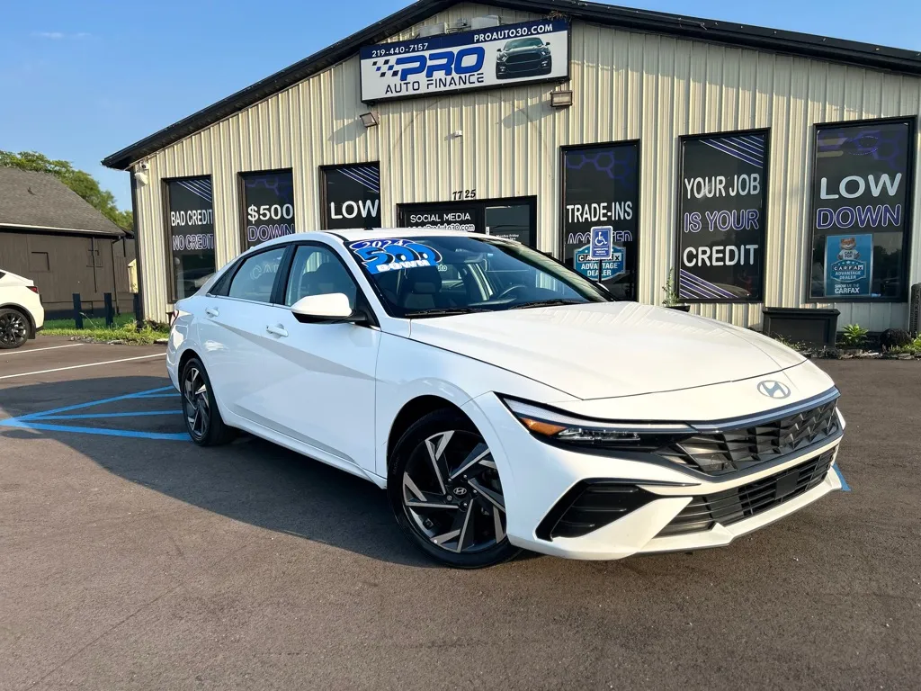 White 2024 HYUNDAI ELANTRA SEL for sale in Crown Point, IN