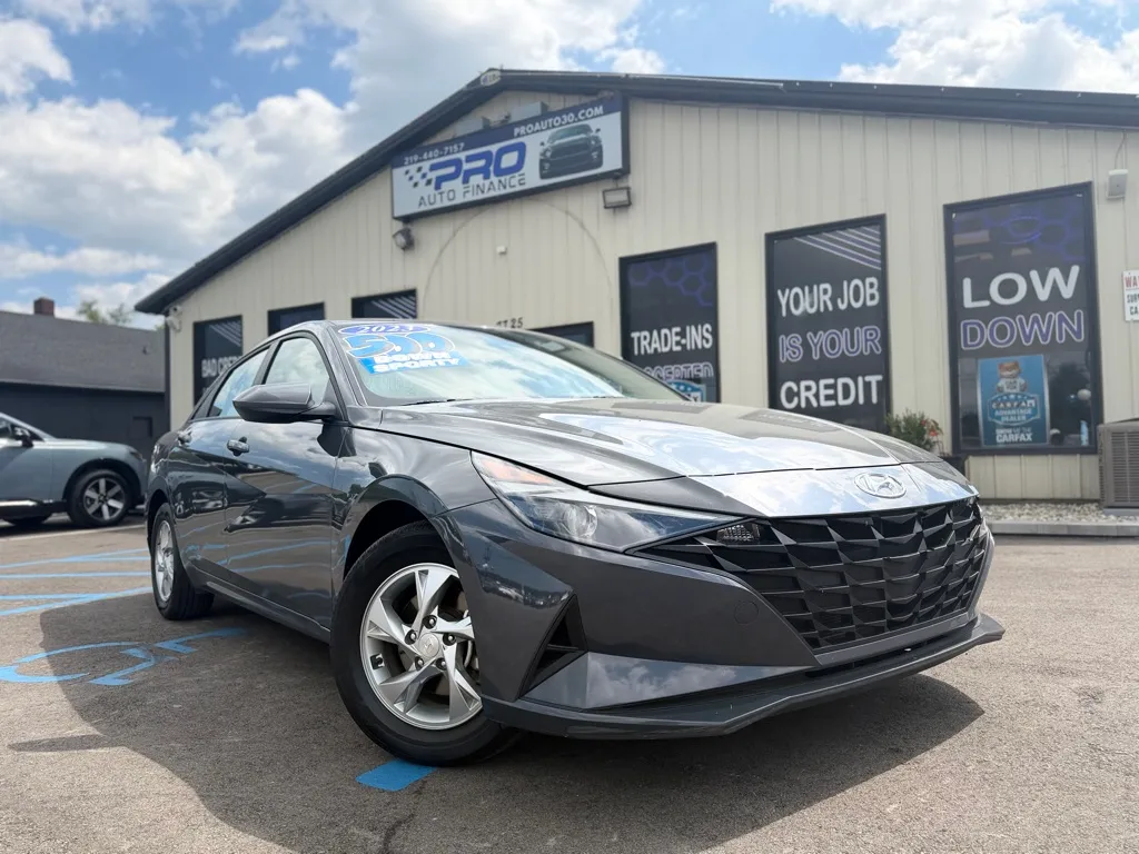 Gray 2023 HYUNDAI ELANTRA SE for sale in Crown Point, IN