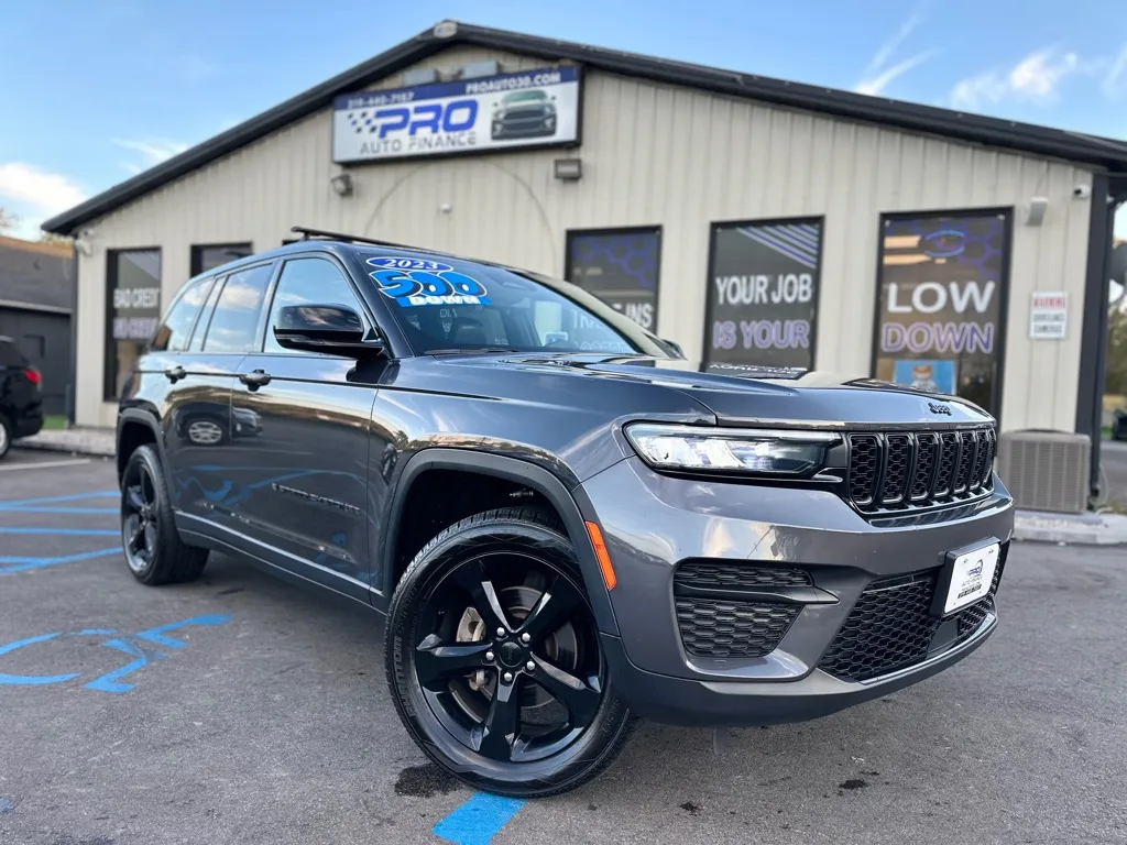 Gray 2023 JEEP GRAND CHEROKEE ALTITUDE for sale in Crown Point, IN