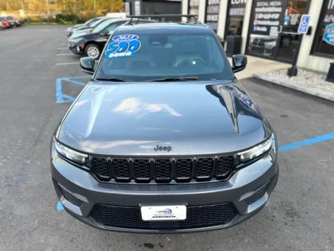 More photos of 2023 JEEP GRAND CHEROKEE ALTITUDE at Pro Auto Finance, IN