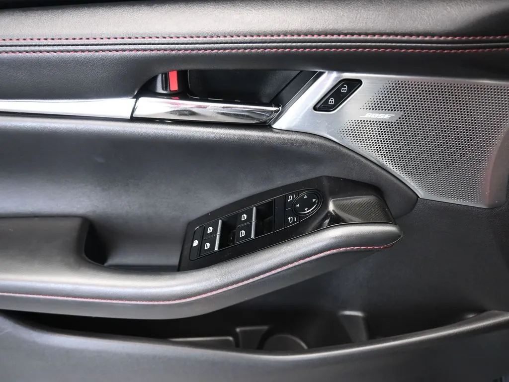 2022 Mazda Mazda3 Carbon photo 4