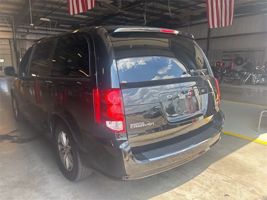 2016 Dodge Grand Caravan SE Plus photo 2
