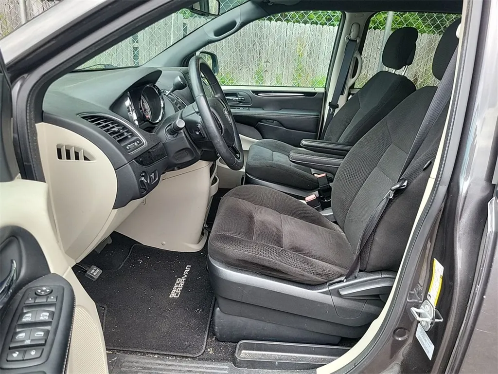 2016 Dodge Grand Caravan SE Plus photo 2