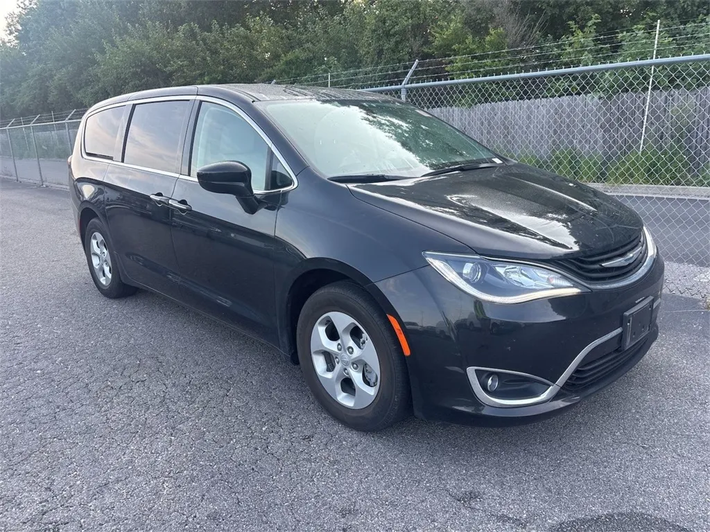 2017 Chrysler Pacifica Hybrid Touring Plus photo 2