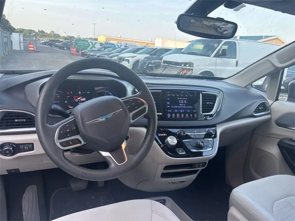2017 Chrysler Pacifica Hybrid Touring Plus photo 4