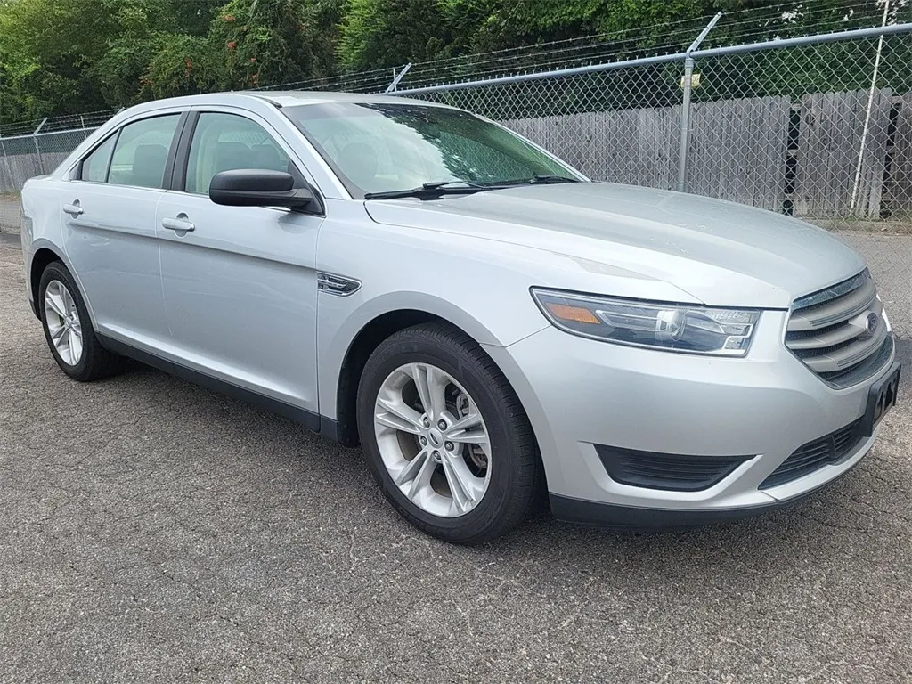 2017 Ford Taurus SE photo 4