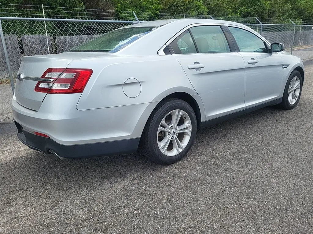 2017 Ford Taurus SE photo 7