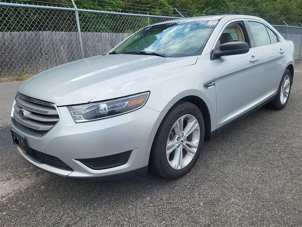 2017 Ford Taurus SE photo 8