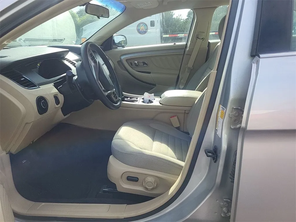 2017 Ford Taurus SE photo 2