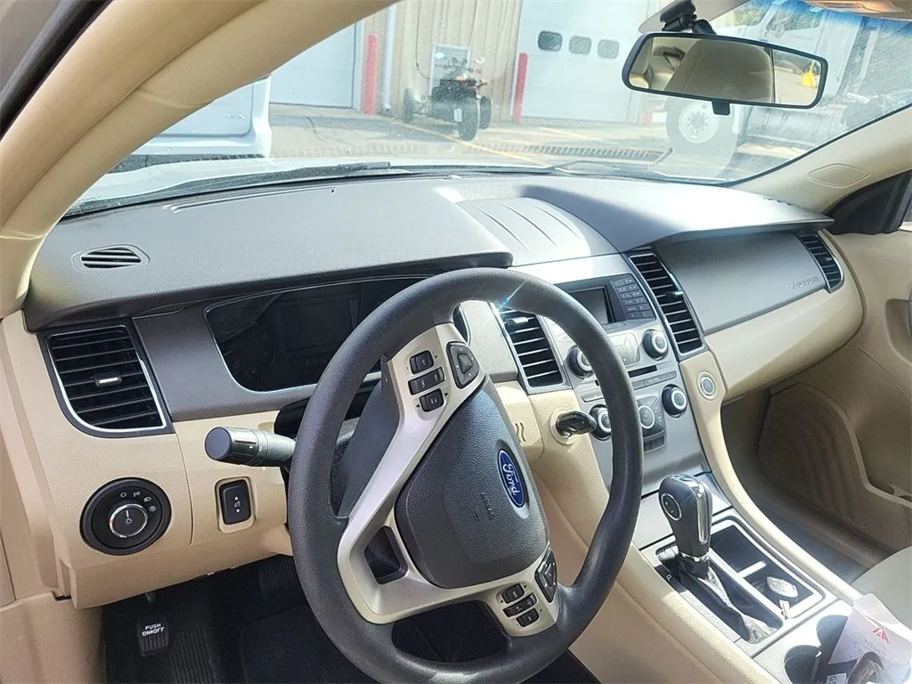 2017 Ford Taurus SE photo 6