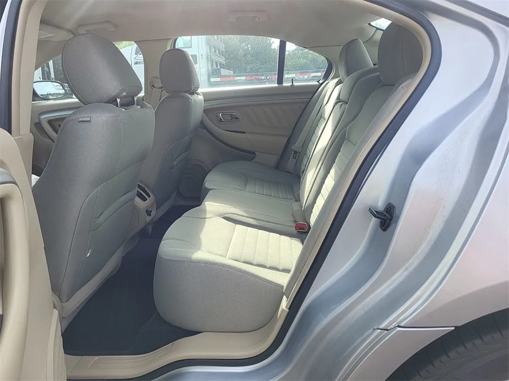 2017 Ford Taurus SE photo 9