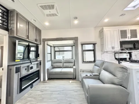 More photos of 2026 East To West AHARA 385DS at County Line Campers, MS