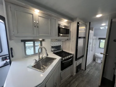 More photos of 2025 Gulf Stream VISTA CRUISER 23MBS at County Line Campers, MS
