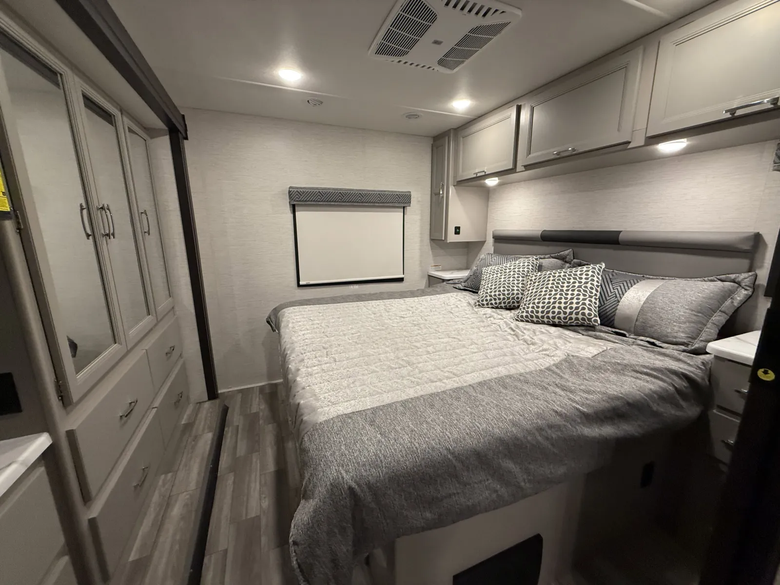 More photos of 2026 Thor Motor Coach LUMINATE CC35 at County Line Campers, MS