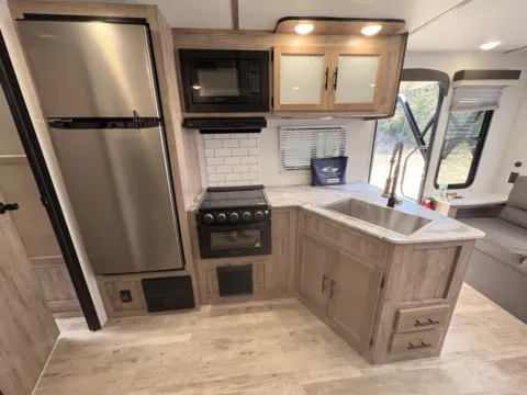More photos of 2025 GULF STREAM CONQUEST 24RLS at County Line Campers, MS