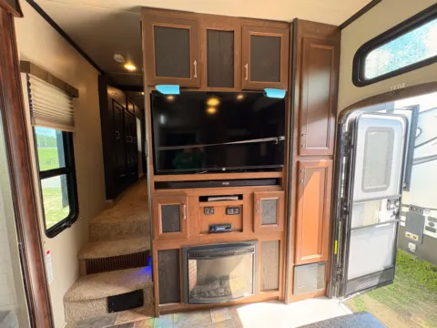 More photos of 2017 KEYSTONE FUZION 385 at County Line Campers, MS