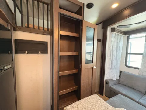 More photos of 2017 KEYSTONE FUZION 385 at County Line Campers, MS