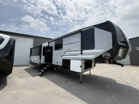Photos of 2027 Forest River IMPRESSION 318RL for sale in Gulfport, MS at County Line Campers