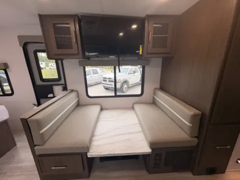 More photos of 2027 Coachmen RV FREEDOM EXPRESS 22MLS at County Line Campers, MS