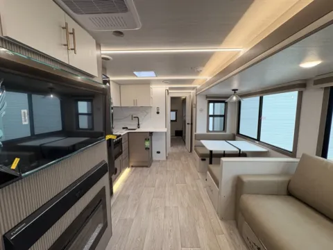 More photos of 2027 East To West ALTA 3150KBH at County Line Campers, MS