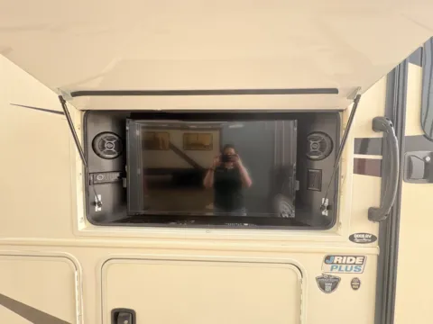 More photos of 2018 JAYCO PRECEPT 33U at County Line Campers, MS