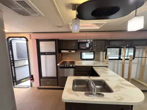 More photos of 2014 DUTCHMEN KODIAK 291RESL at County Line Campers, MS