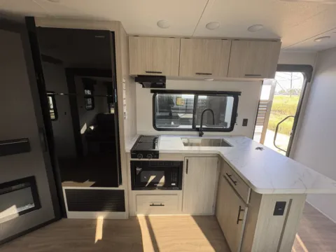 More photos of 2027 EAST TO WEST DELLA TERRA 255RB at County Line Campers, MS