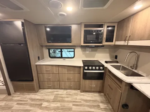 More photos of 2022 GRAND DESIGN IMAGINE 22RBE at County Line Campers, MS