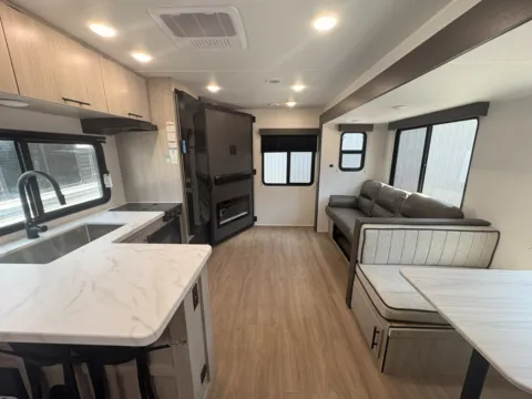 Photos of 2027 EAST TO WEST DELLA TERRA 250RE for sale in Gulfport, MS at County Line Campers