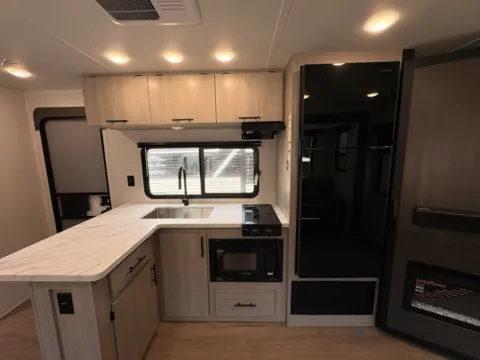 More photos of 2027 EAST TO WEST DELLA TERRA 250RE at County Line Campers, MS