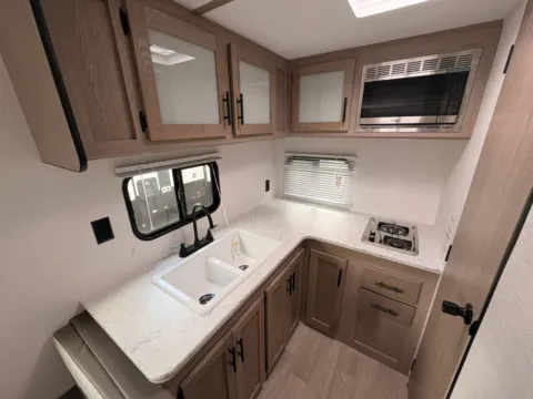 More photos of 2027 GULF STREAM CONQUEST 199RK at County Line Campers, MS