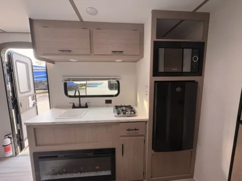 More photos of 2027 GULFSTREAM CONQUEST 178RB at County Line Campers, MS