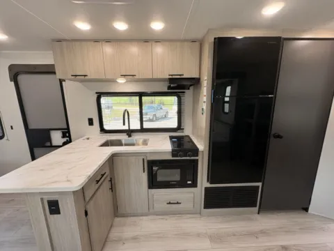 More photos of 2027 EAST TO WEST DELLA TERRA 280BH at County Line Campers, MS
