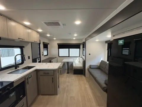 More photos of 2027 East To West DELLA TERRA 241BH at County Line Campers, MS