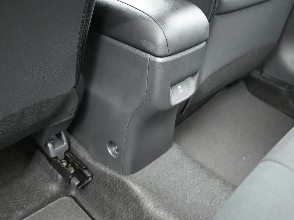 2025 Nissan Versa Sedan SV - Photo 25