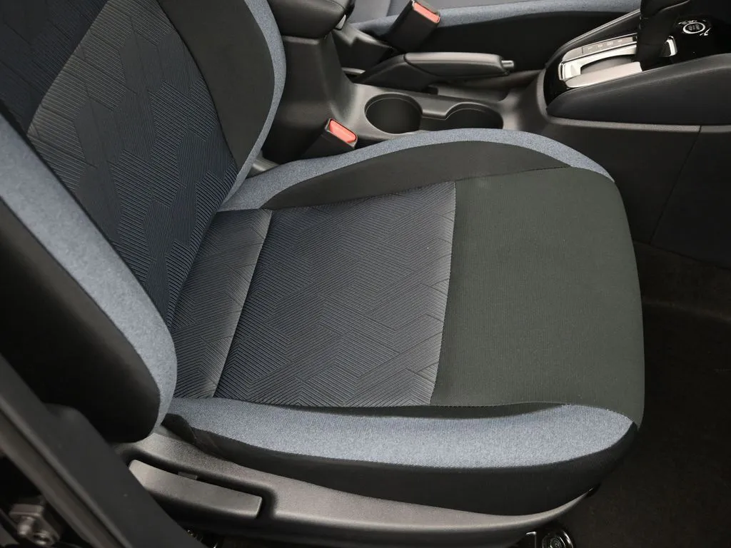 2025 Nissan Versa Sedan SV - Photo 28